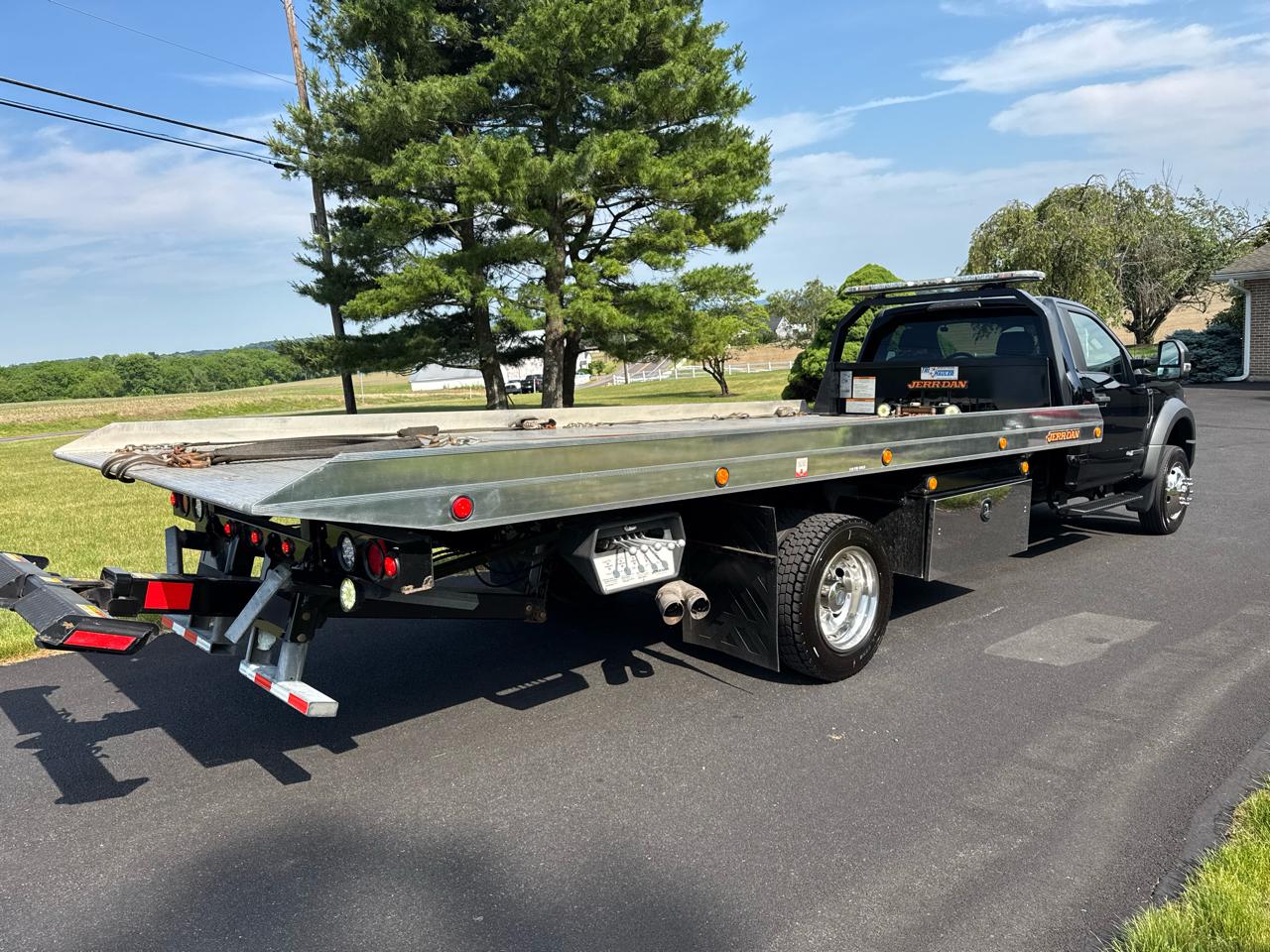 Ford Super Duty F-550 DRW XL 4WD Reg Cab 205" WB 120" CA 2017