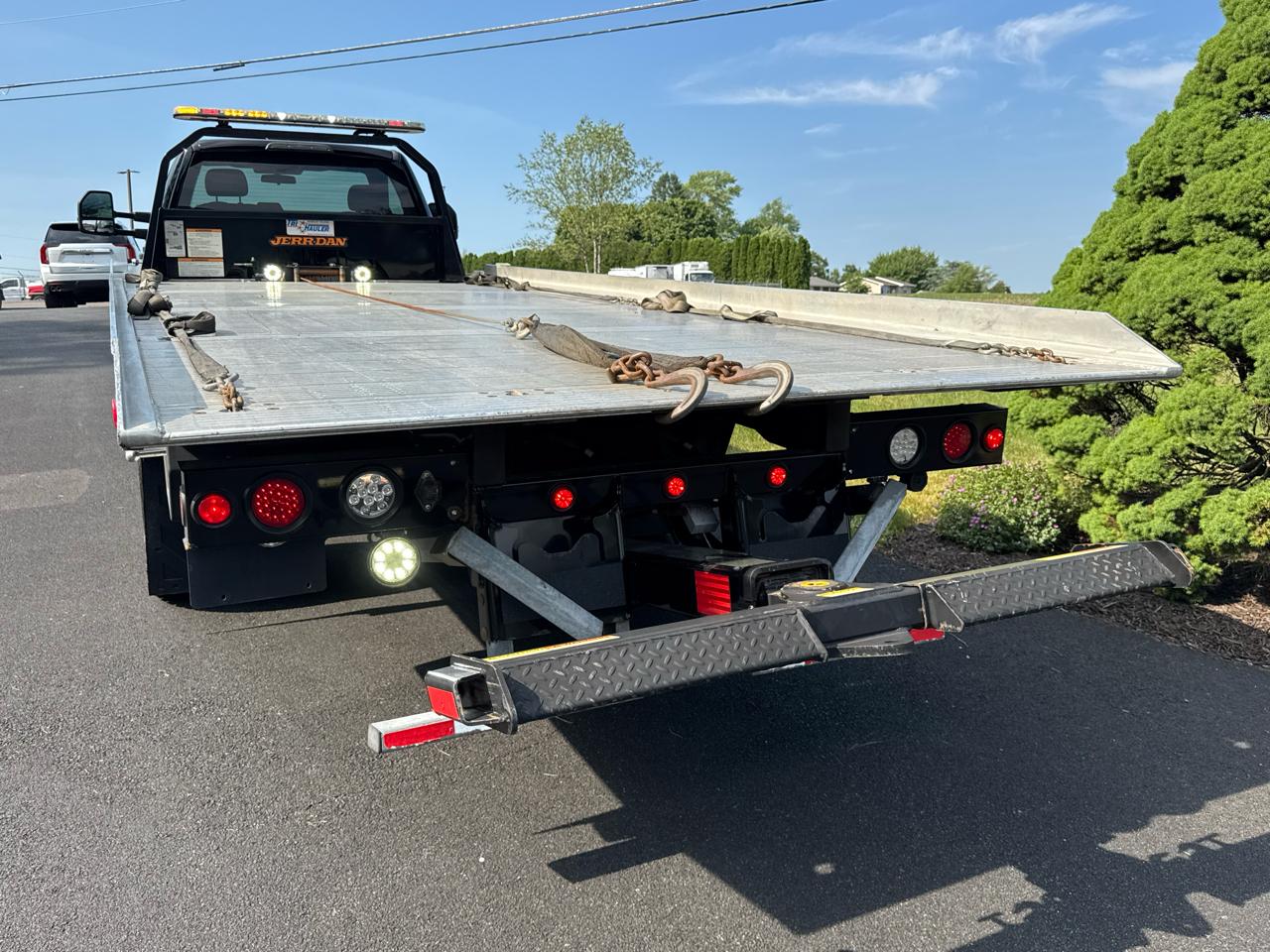 Ford Super Duty F-550 DRW XL 4WD Reg Cab 205" WB 120" CA 2017