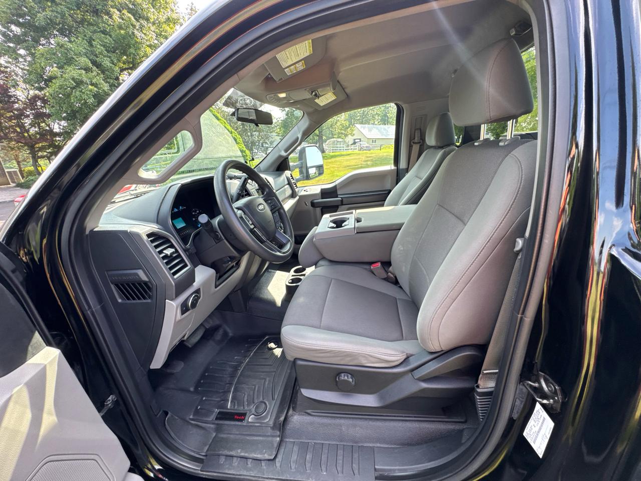 Ford Super Duty F-550 DRW XL 4WD Reg Cab 205" WB 120" CA 2017