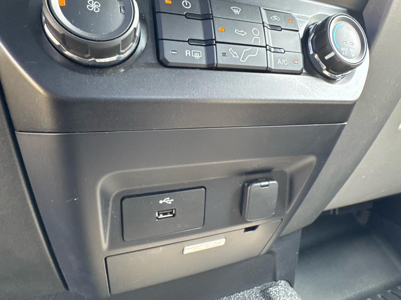 Ford Super Duty F-550 DRW XL 4WD Reg Cab 205" WB 120" CA 2017