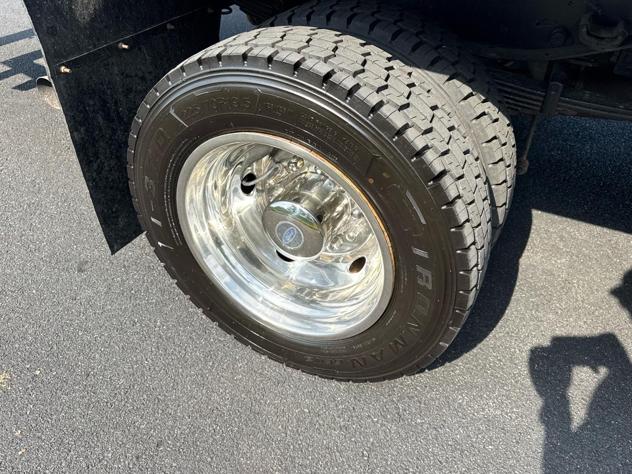 Ford Super Duty F-550 DRW XL 4WD Reg Cab 205" WB 120" CA 2017