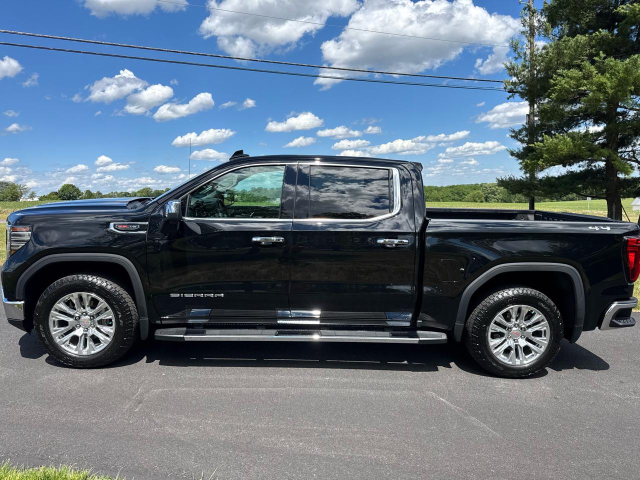 GMC Sierra 1500 4WD Crew Cab 147" SLT 2023