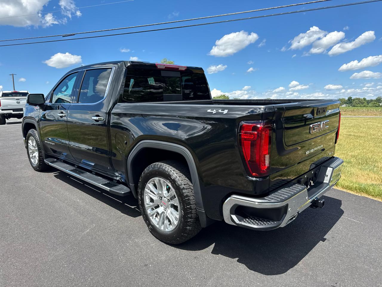 GMC Sierra 1500 4WD Crew Cab 147" SLT 2023