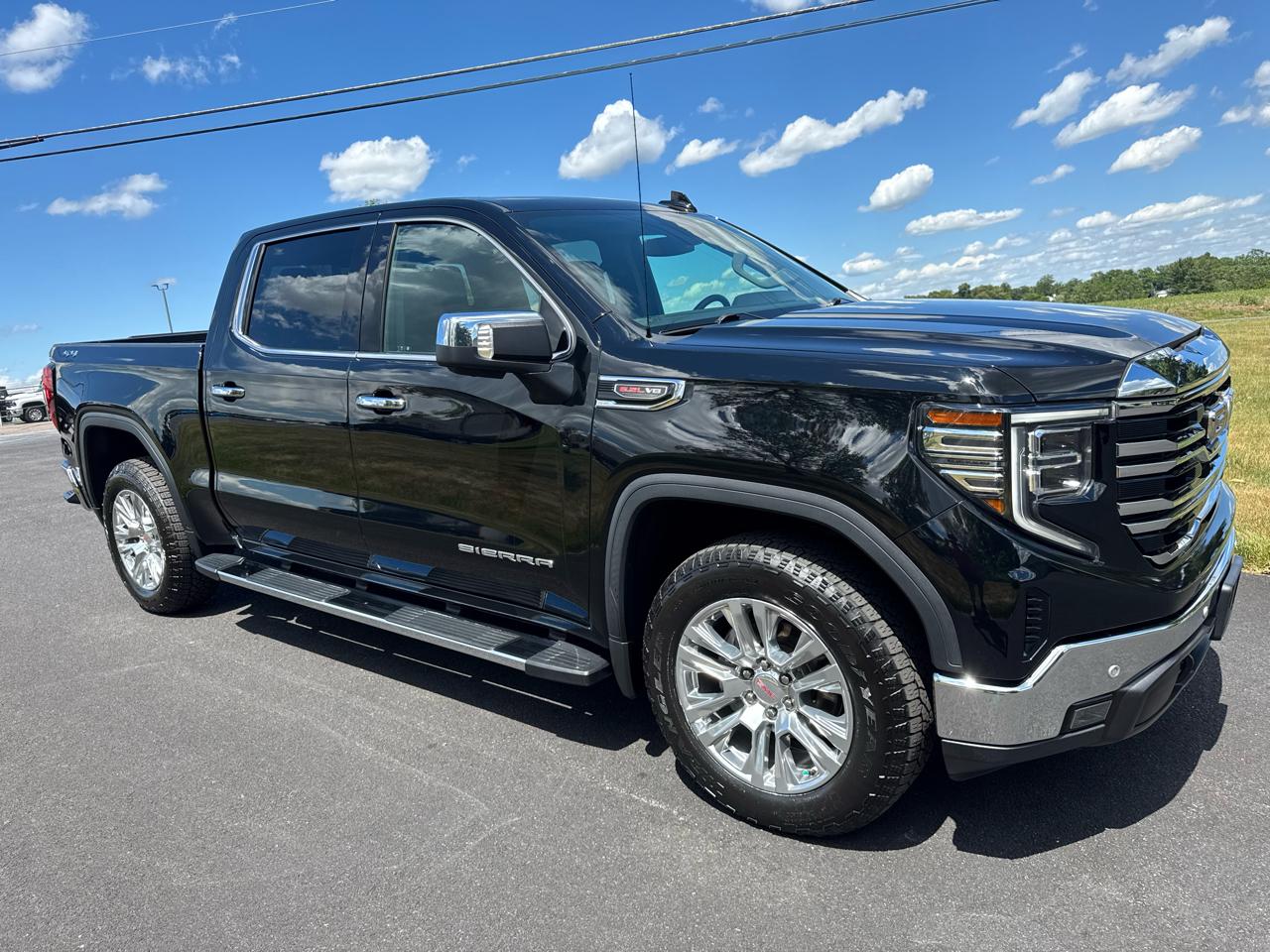 GMC Sierra 1500 4WD Crew Cab 147" SLT 2023