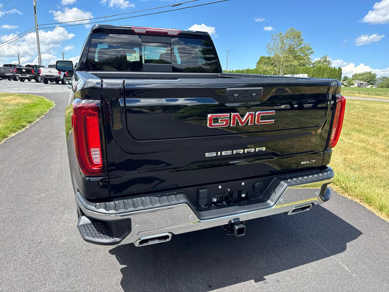 GMC Sierra 1500 4WD Crew Cab 147" SLT 2023