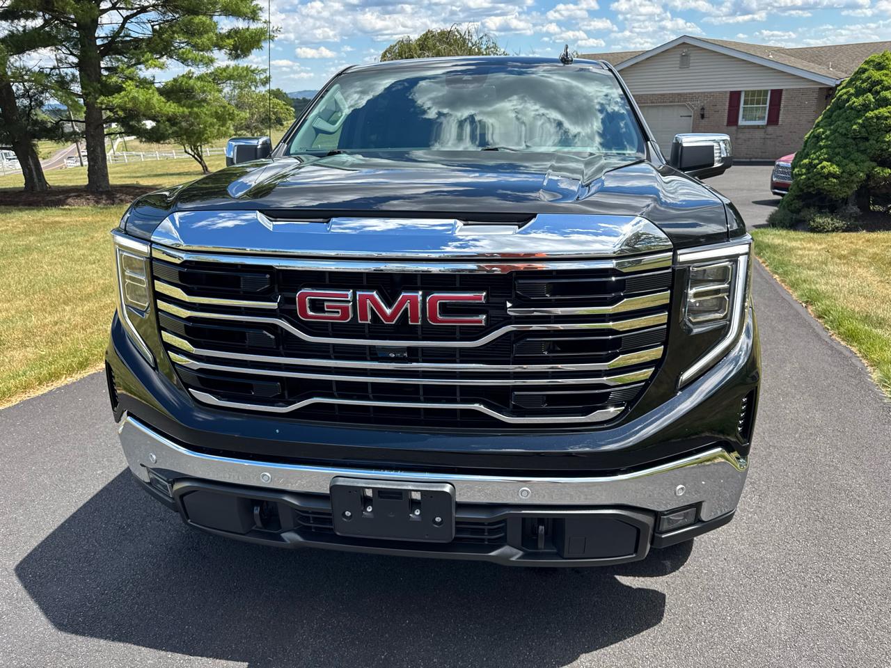 GMC Sierra 1500 4WD Crew Cab 147" SLT 2023