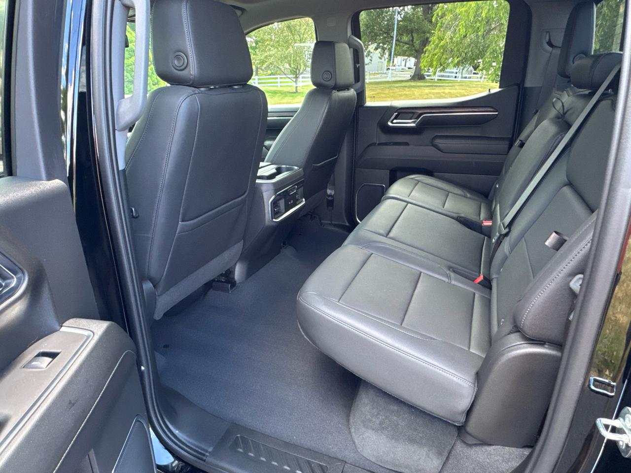 GMC Sierra 1500 4WD Crew Cab 147" SLT 2023