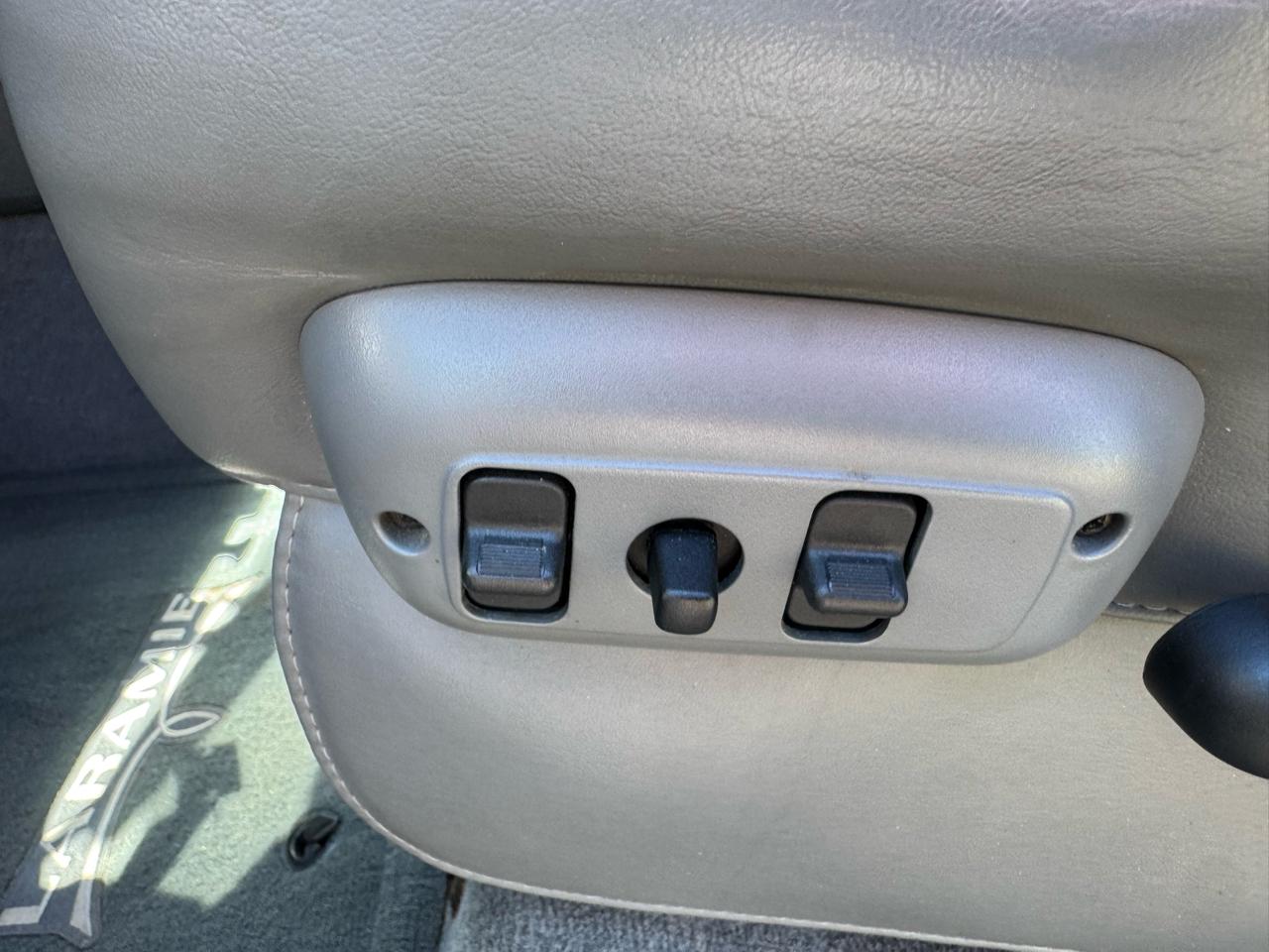 Dodge Ram 2500 4dr Quad Cab 140.5 4WD Laramie 2006
