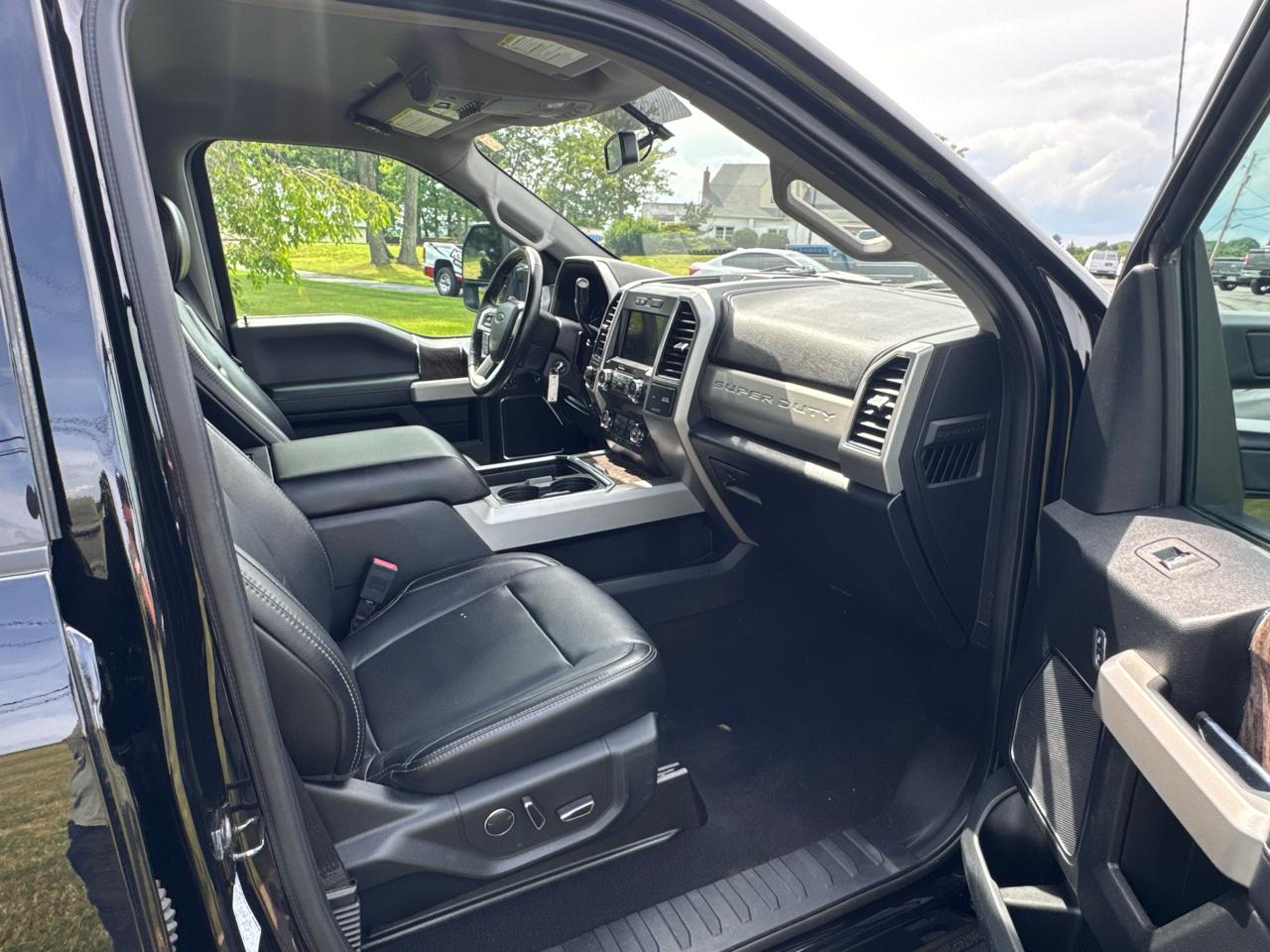 Ford Super Duty F-450 DRW Lariat 4WD Crew Cab 179" WB 60" CA 2019