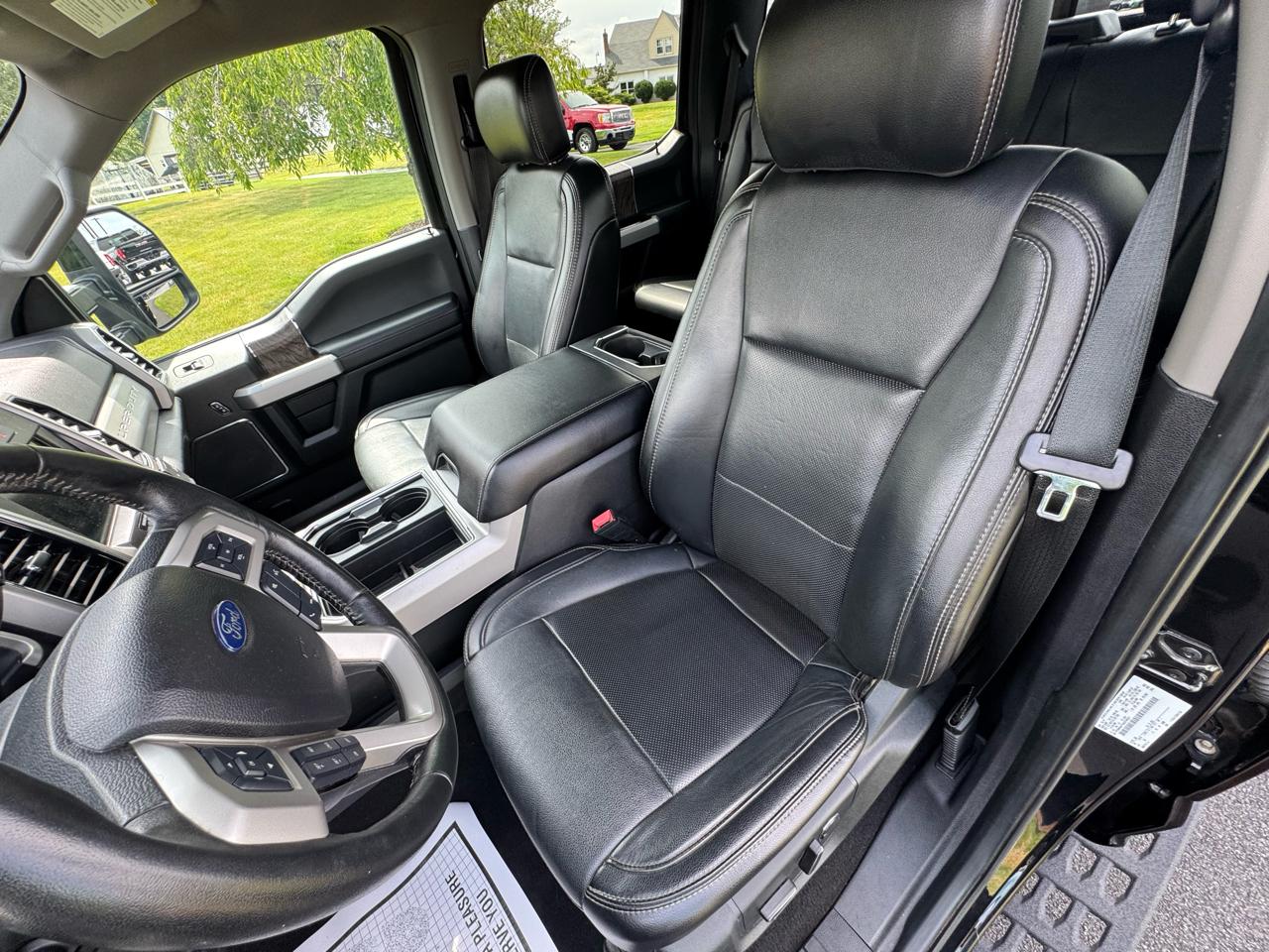 Ford Super Duty F-450 DRW Lariat 4WD Crew Cab 179" WB 60" CA 2019