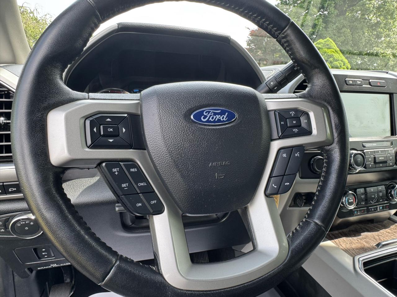 Ford Super Duty F-450 DRW Lariat 4WD Crew Cab 179" WB 60" CA 2019