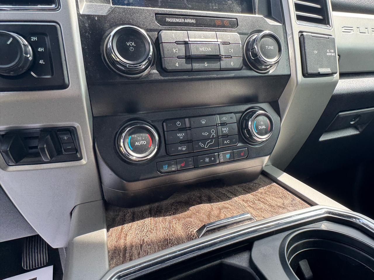 Ford Super Duty F-450 DRW Lariat 4WD Crew Cab 179" WB 60" CA 2019