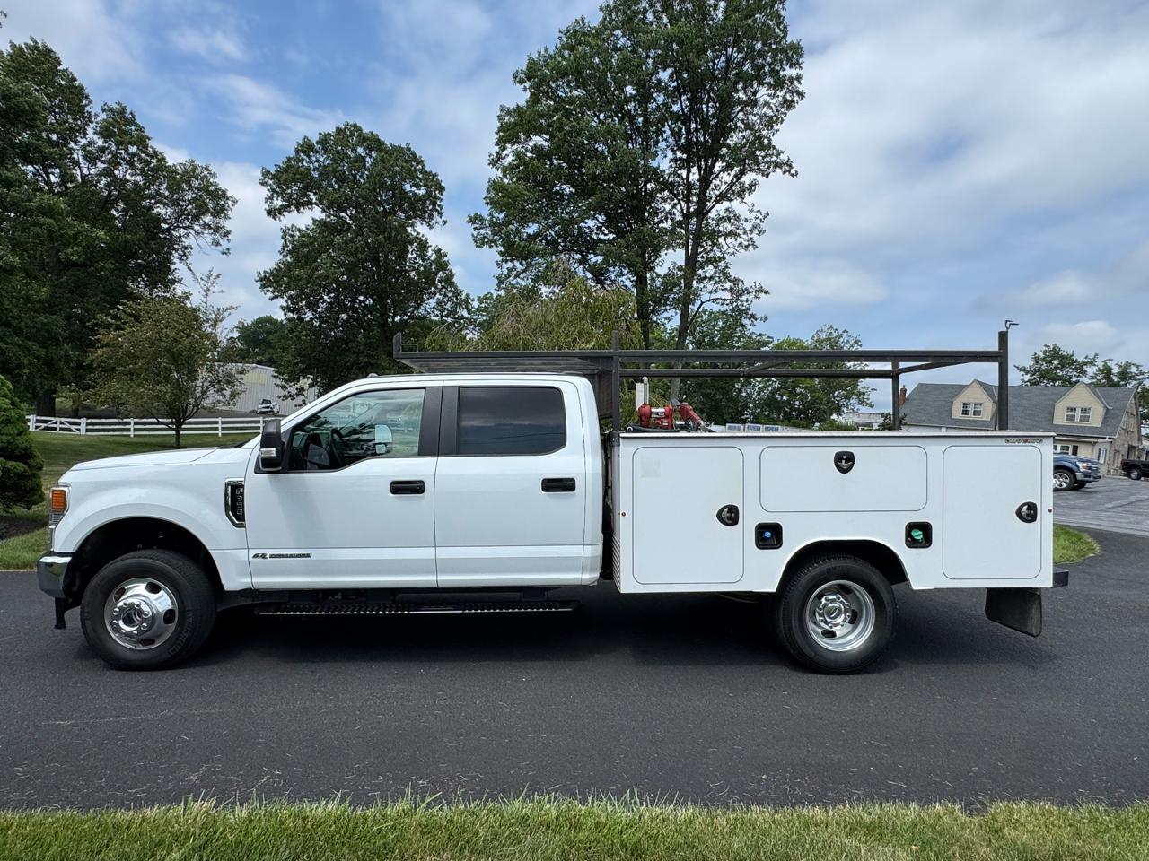 Ford Super Duty F-350 DRW Crew Cab 176" WB 60" CA XL 4WD 2022