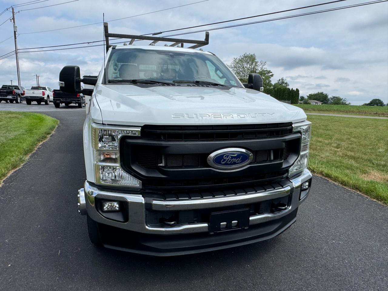 Ford Super Duty F-350 DRW Crew Cab 176" WB 60" CA XL 4WD 2022