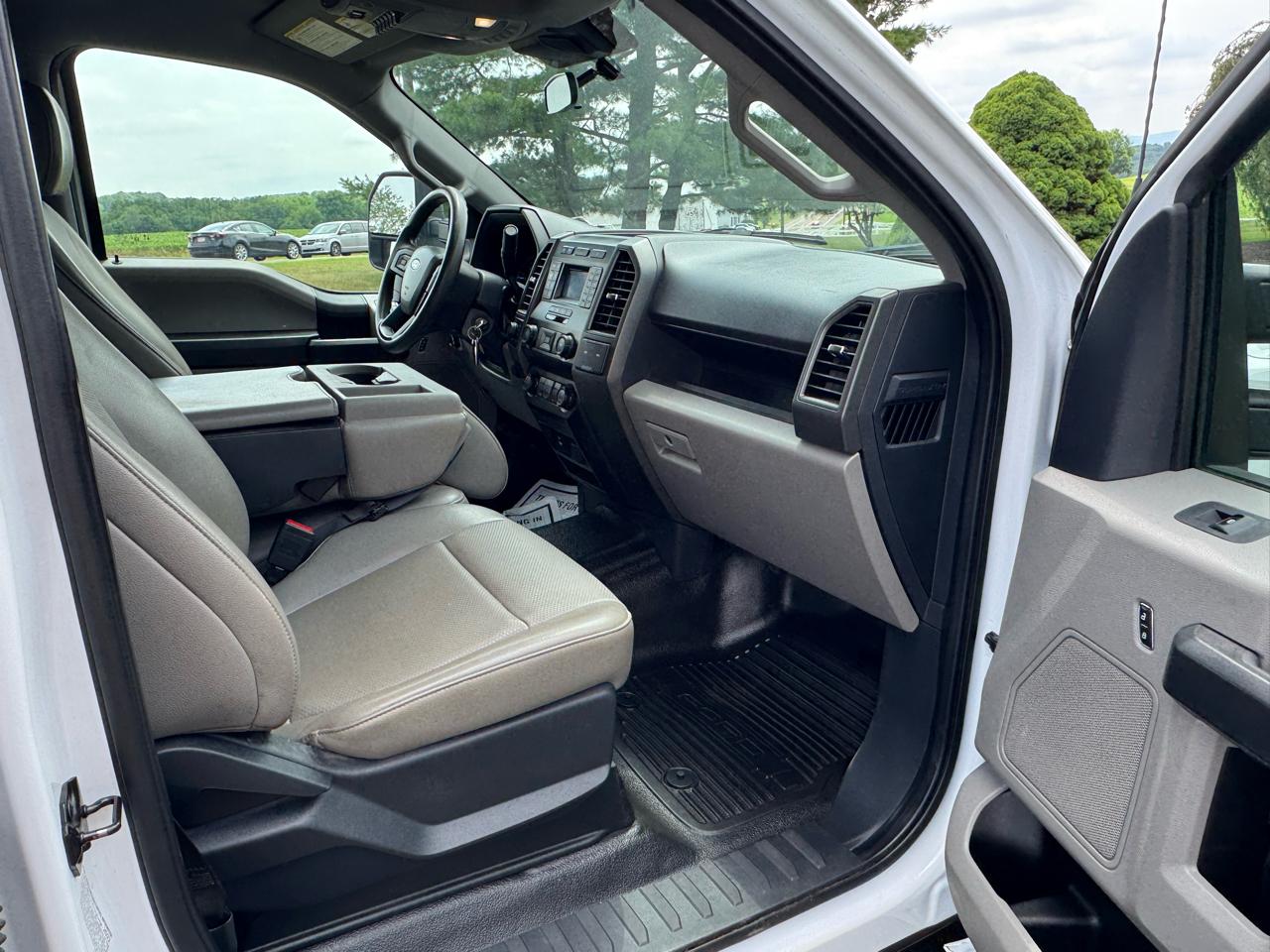 Ford Super Duty F-350 DRW Crew Cab 176" WB 60" CA XL 4WD 2022
