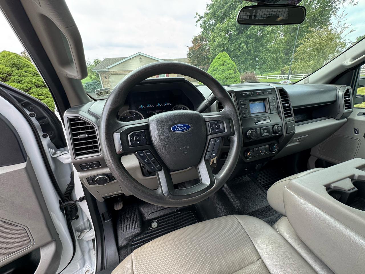 Ford Super Duty F-350 DRW Crew Cab 176" WB 60" CA XL 4WD 2022