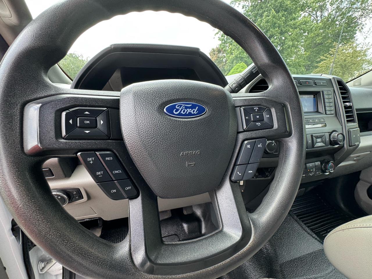 Ford Super Duty F-350 DRW Crew Cab 176" WB 60" CA XL 4WD 2022