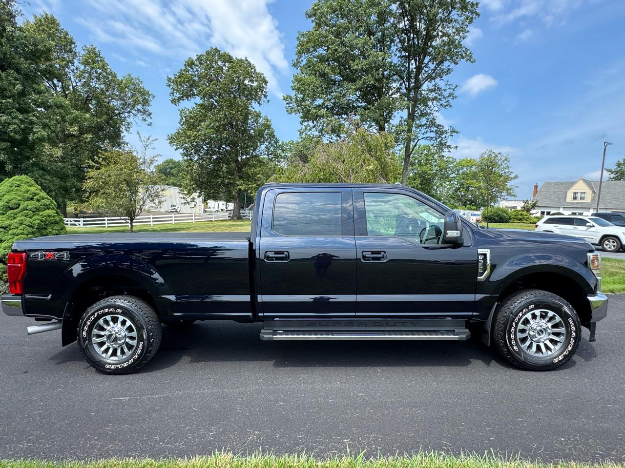 Ford Super Duty F-350 SRW Lariat 4WD Crew Cab 8' Box 2022