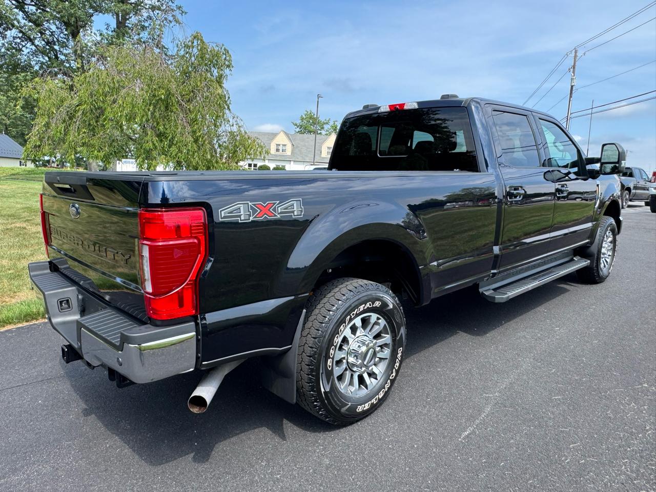Ford Super Duty F-350 SRW Lariat 4WD Crew Cab 8' Box 2022