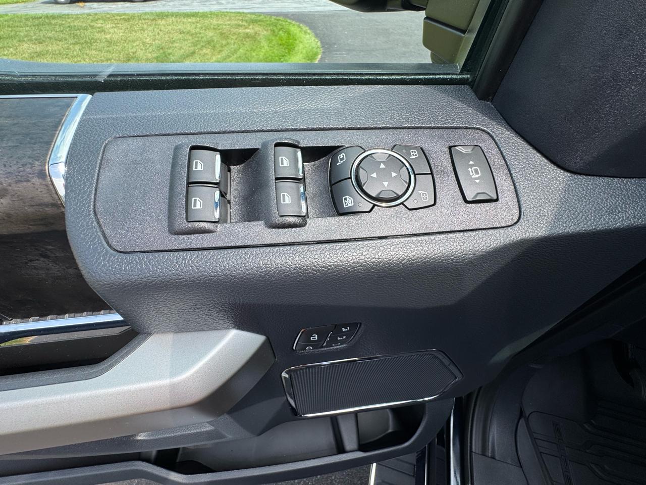 Ford Super Duty F-350 SRW Lariat 4WD Crew Cab 8' Box 2022