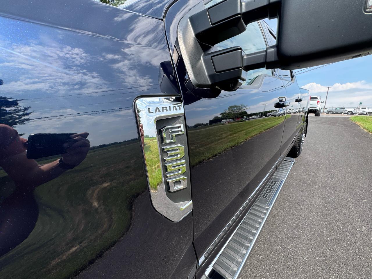 Ford Super Duty F-350 SRW Lariat 4WD Crew Cab 8' Box 2022