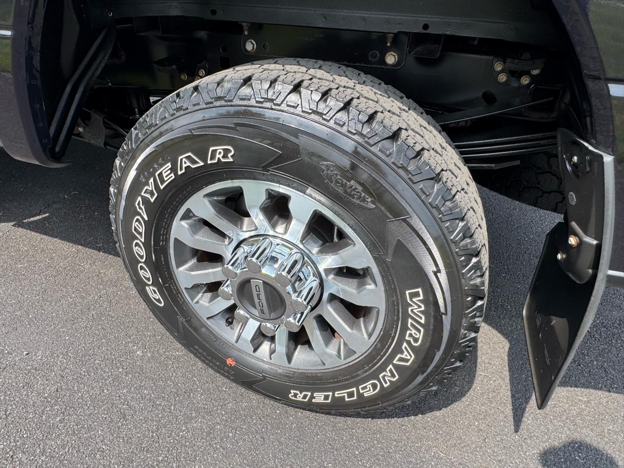 Ford Super Duty F-350 SRW Lariat 4WD Crew Cab 8' Box 2022
