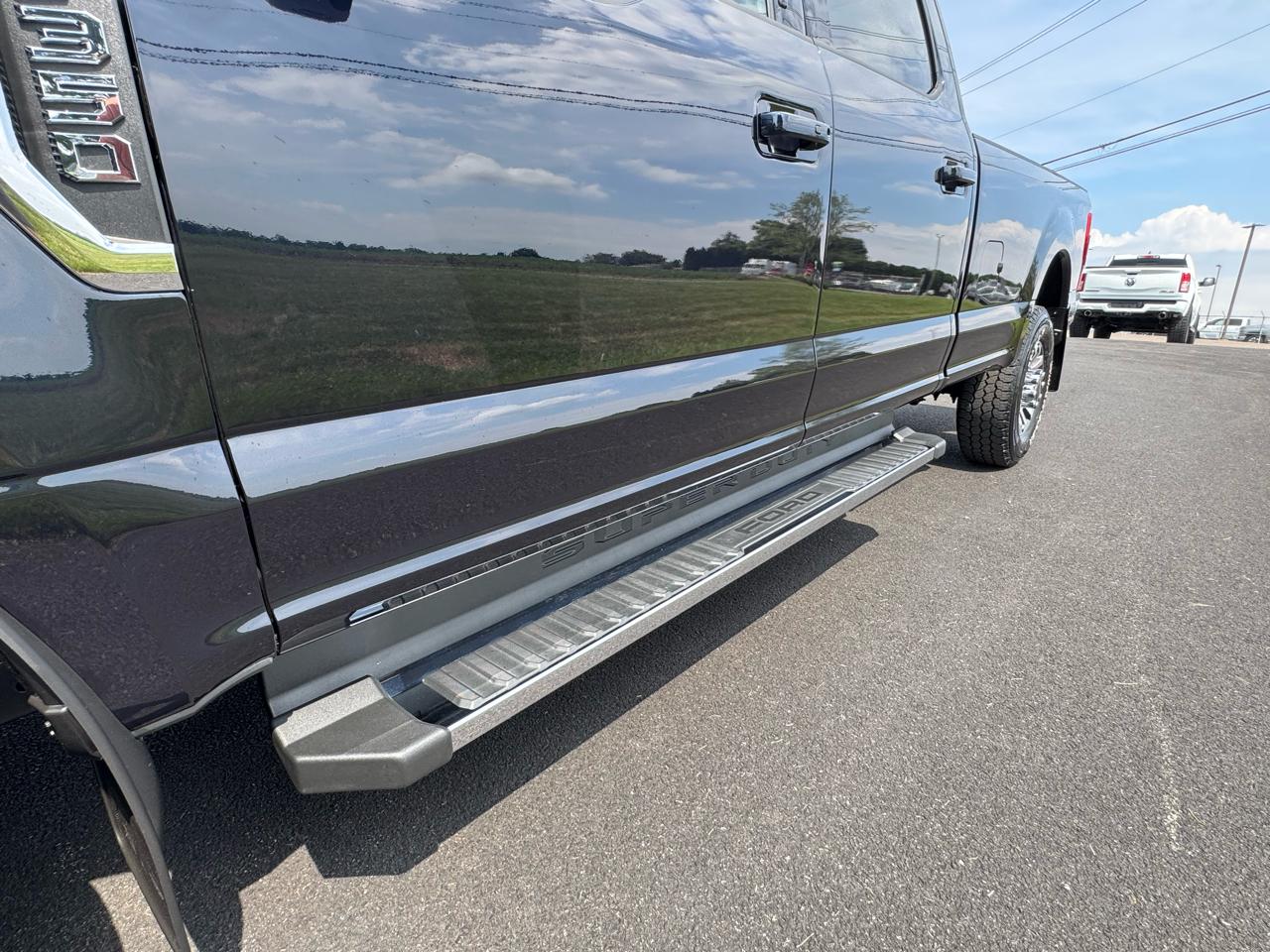 Ford Super Duty F-350 SRW Lariat 4WD Crew Cab 8' Box 2022