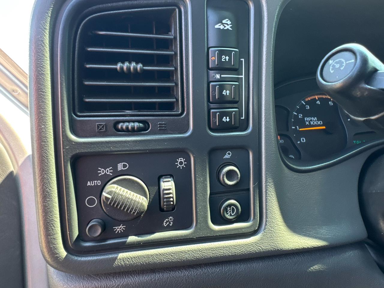 Chevrolet Silverado 2500HD Crew Cab 153" WB 4WD LT 2004
