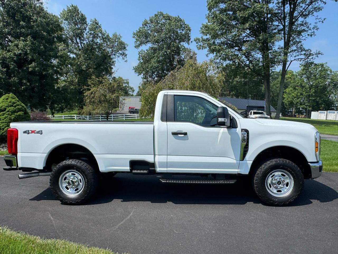 Ford Super Duty F-250 SRW XL 4WD Reg Cab 8' Box 2024