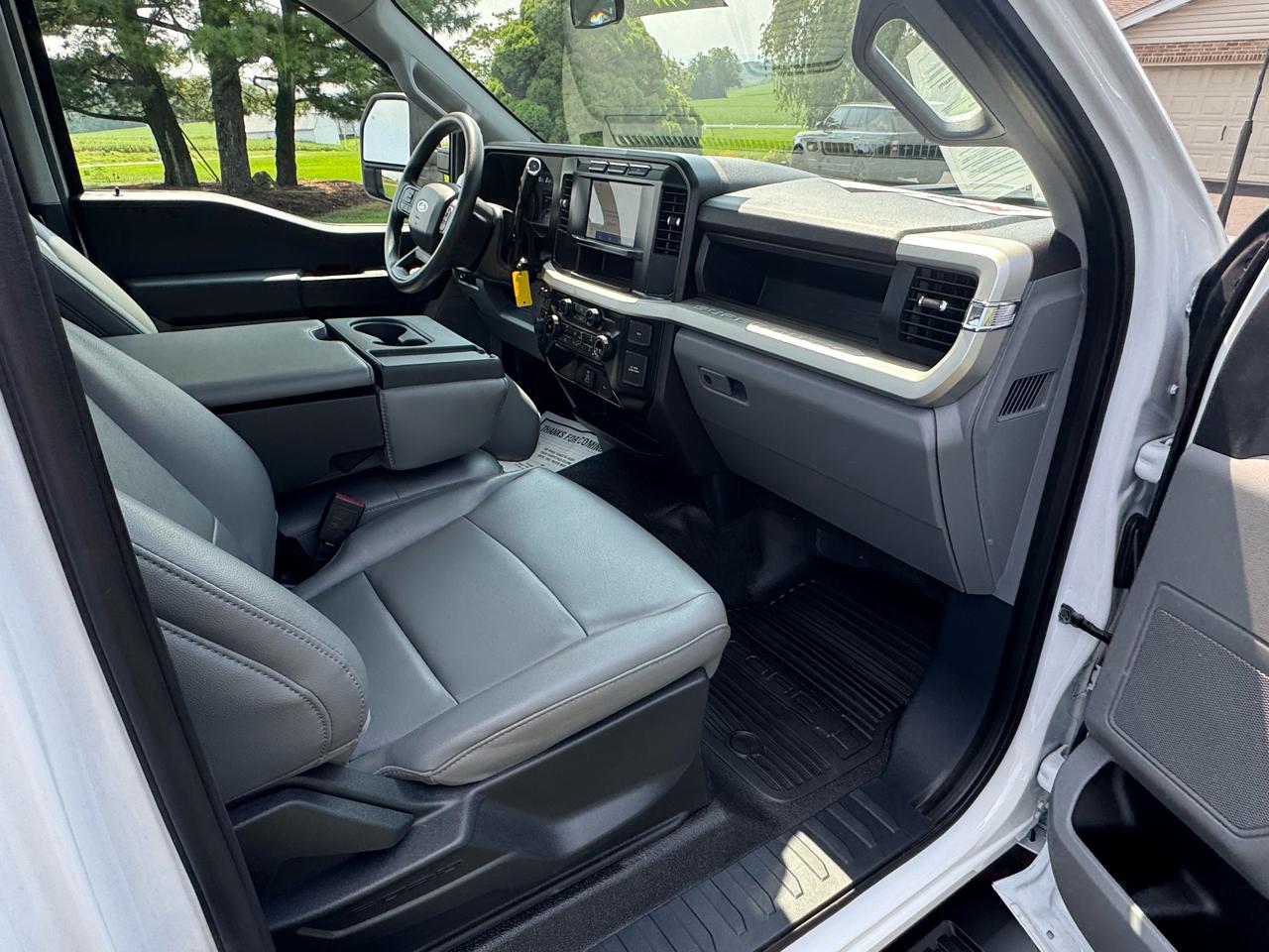 Ford Super Duty F-250 SRW XL 4WD Reg Cab 8' Box 2024
