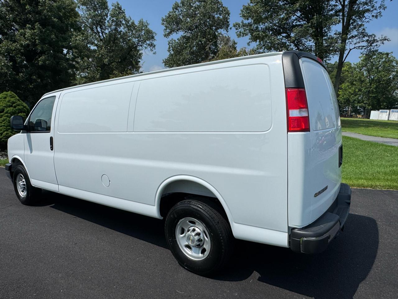 Chevrolet Express Cargo Van RWD 2500 155" 2025