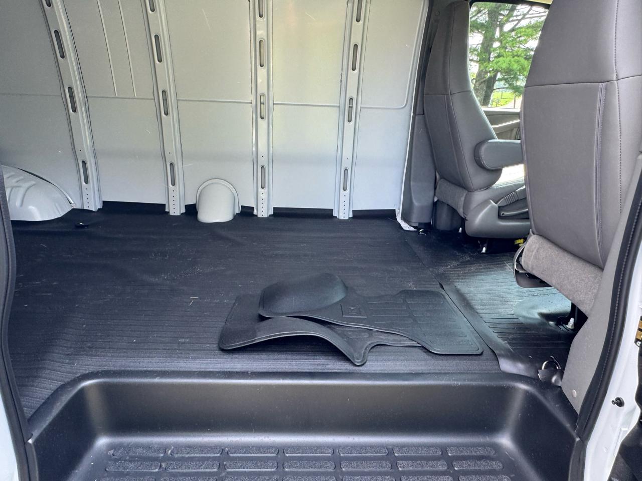 Chevrolet Express Cargo Van RWD 2500 155" 2025