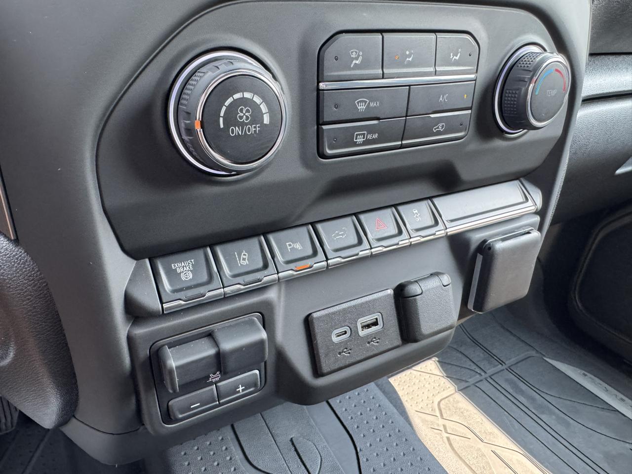 Chevrolet Silverado 2500HD 4WD Crew Cab 159" Custom 2024