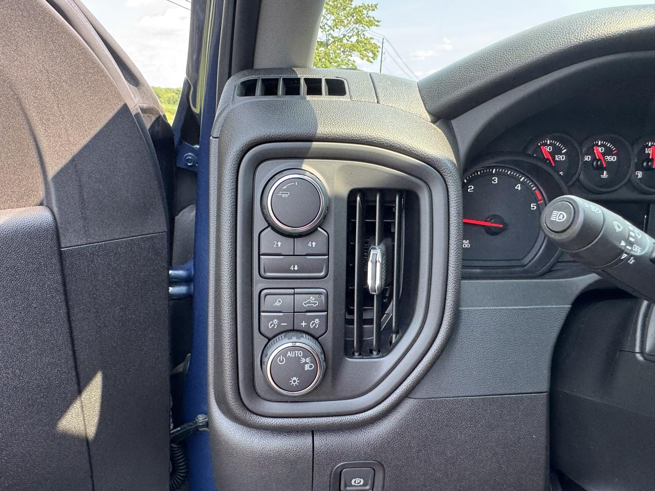Chevrolet Silverado 2500HD 4WD Crew Cab 159" Custom 2024