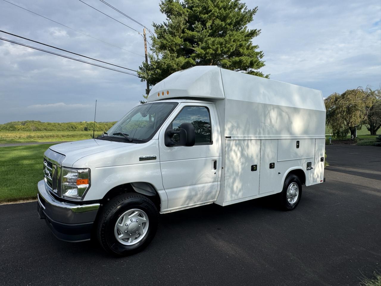 Ford E-Series Cutaway E-350 SRW 138" WB 2025