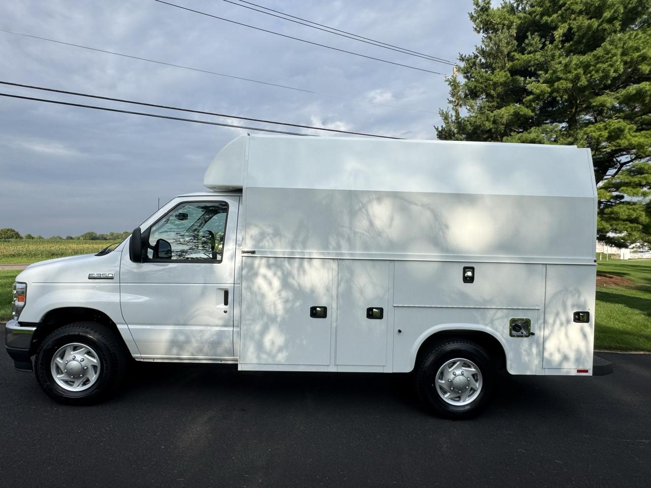 Ford E-Series Cutaway E-350 SRW 138" WB 2025