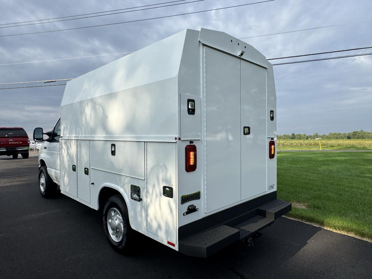 Ford E-Series Cutaway E-350 SRW 138" WB 2025