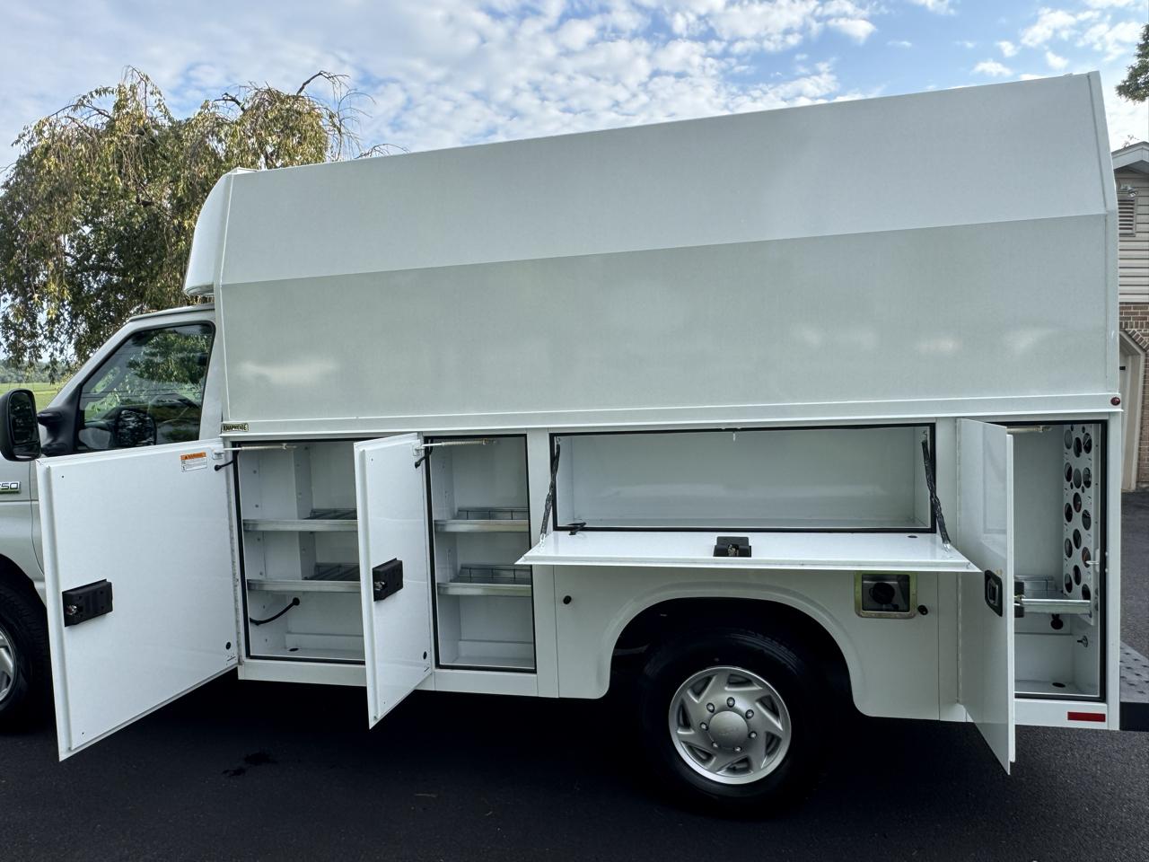 Ford E-Series Cutaway E-350 SRW 138" WB 2025