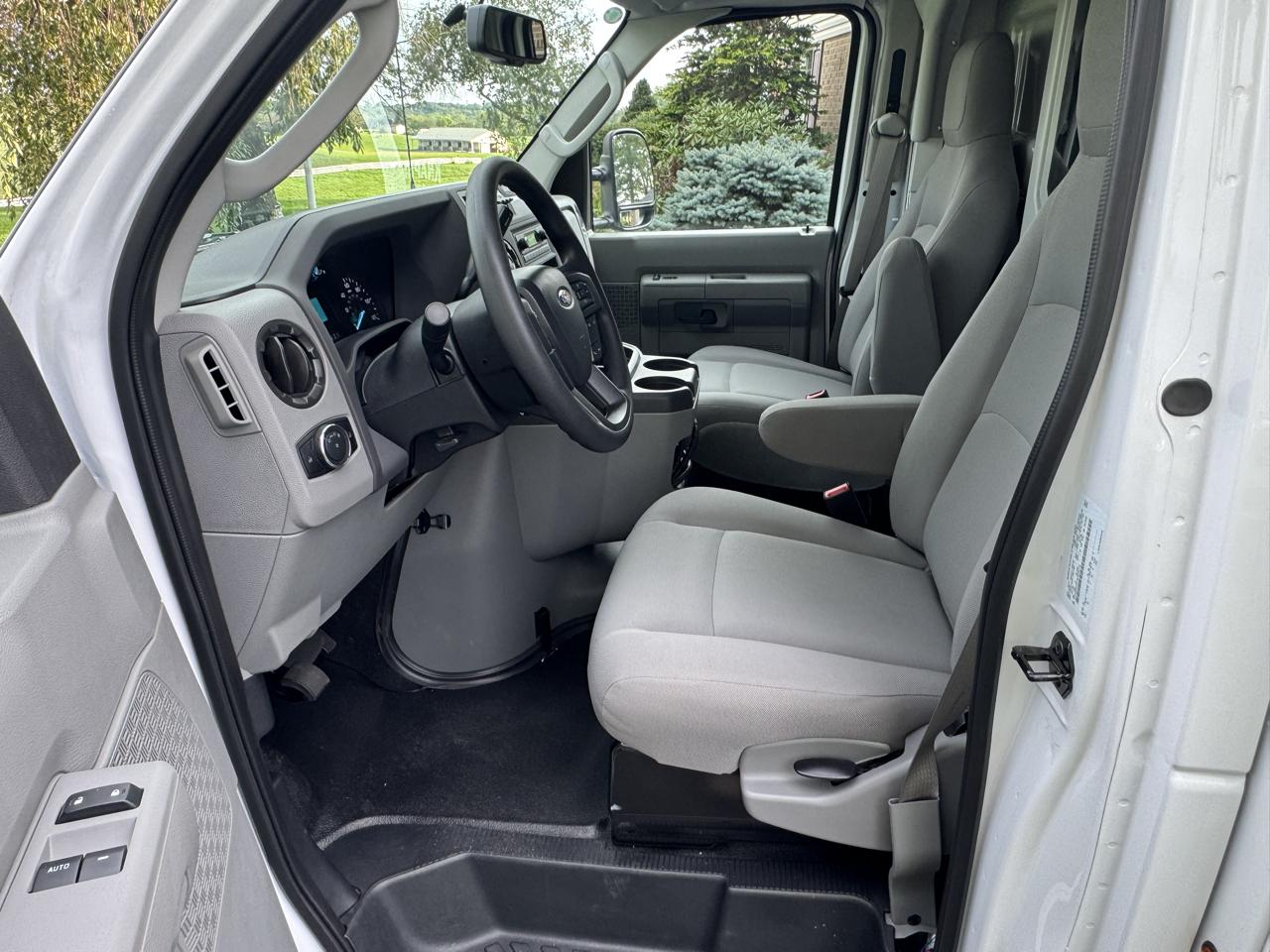 Ford E-Series Cutaway E-350 SRW 138" WB 2025