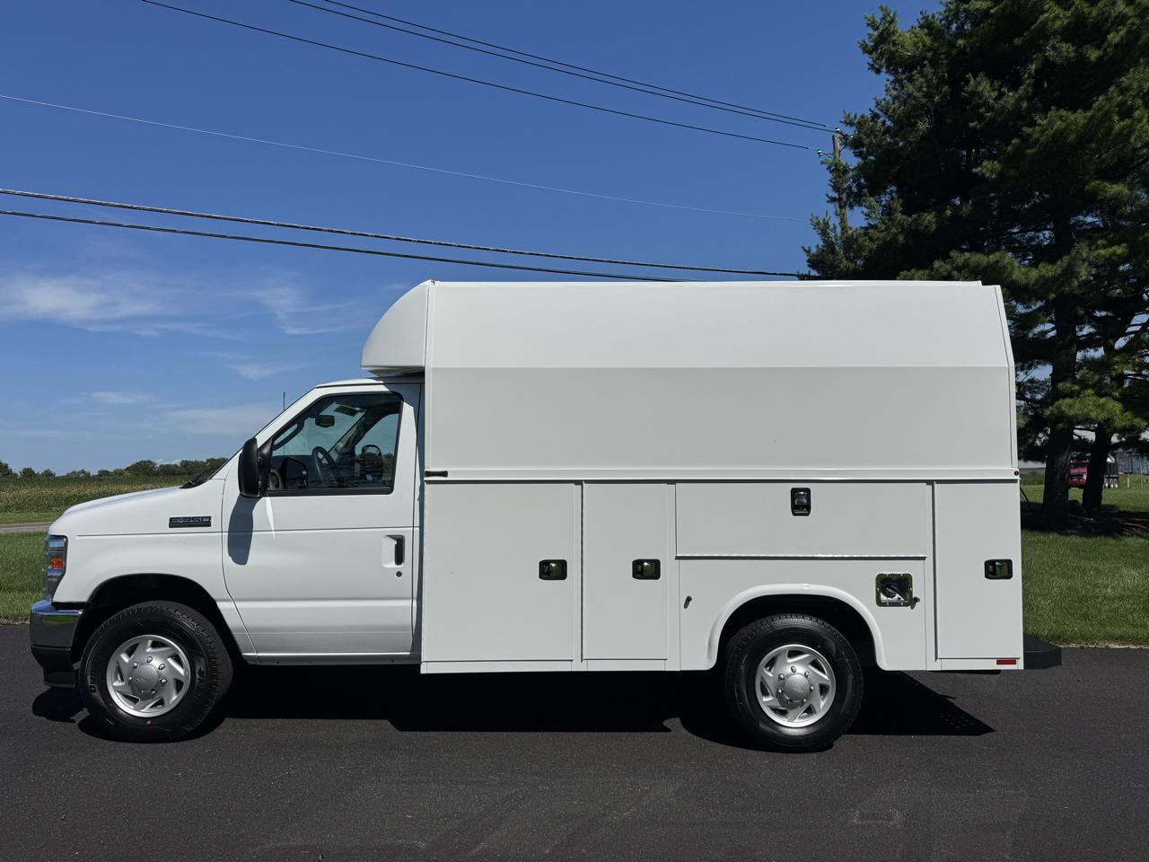 Ford E-Series Cutaway E-350 SRW 138" WB 2025