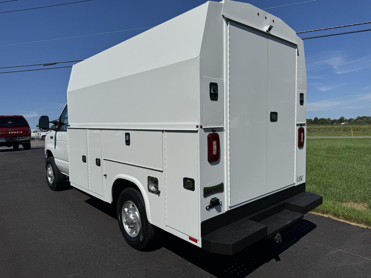 Ford E-Series Cutaway E-350 SRW 138" WB 2025