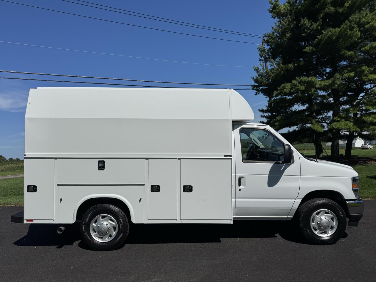 Ford E-Series Cutaway E-350 SRW 138" WB 2025