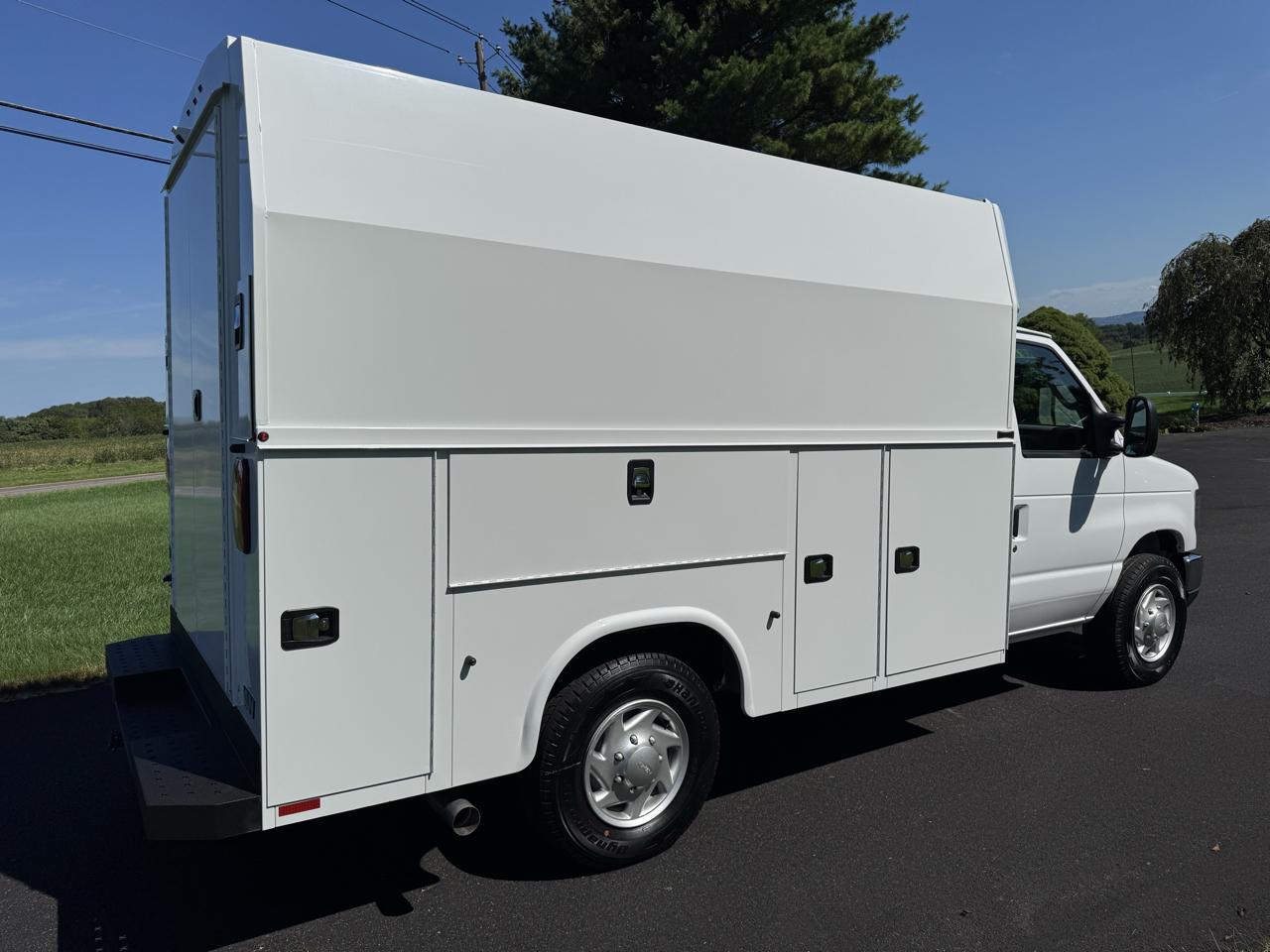 Ford E-Series Cutaway E-350 SRW 138" WB 2025