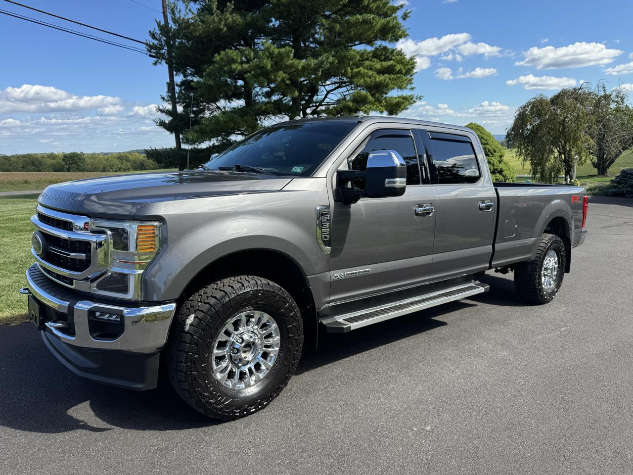 Ford Super Duty F-350 SRW Lariat 4WD Crew Cab 8' Box 2022