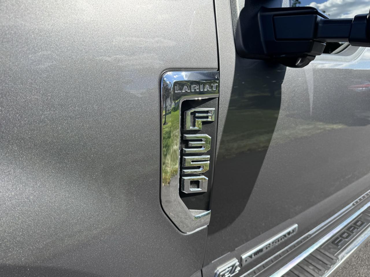 Ford Super Duty F-350 SRW Lariat 4WD Crew Cab 8' Box 2022