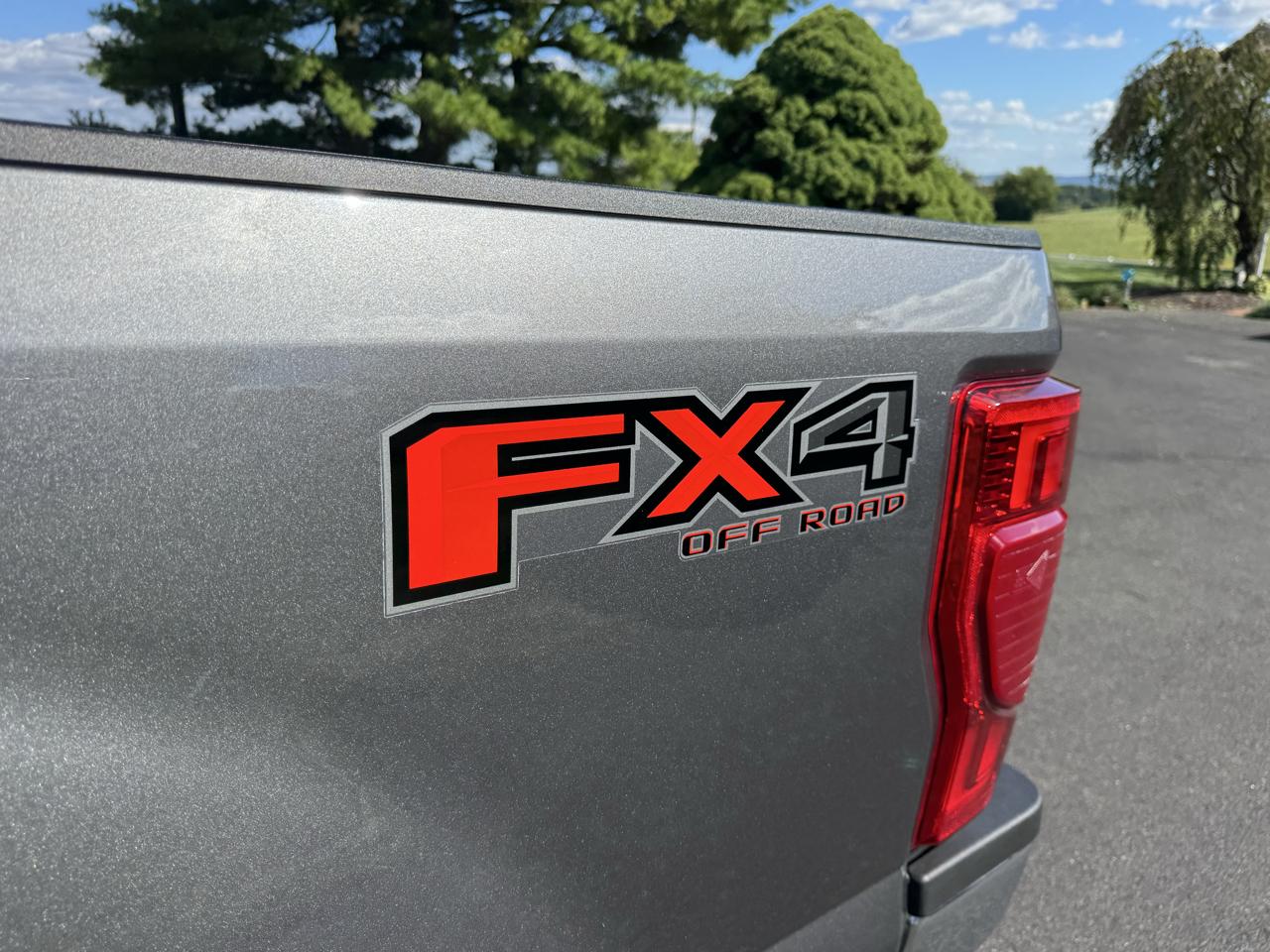 Ford Super Duty F-350 SRW Lariat 4WD Crew Cab 8' Box 2022