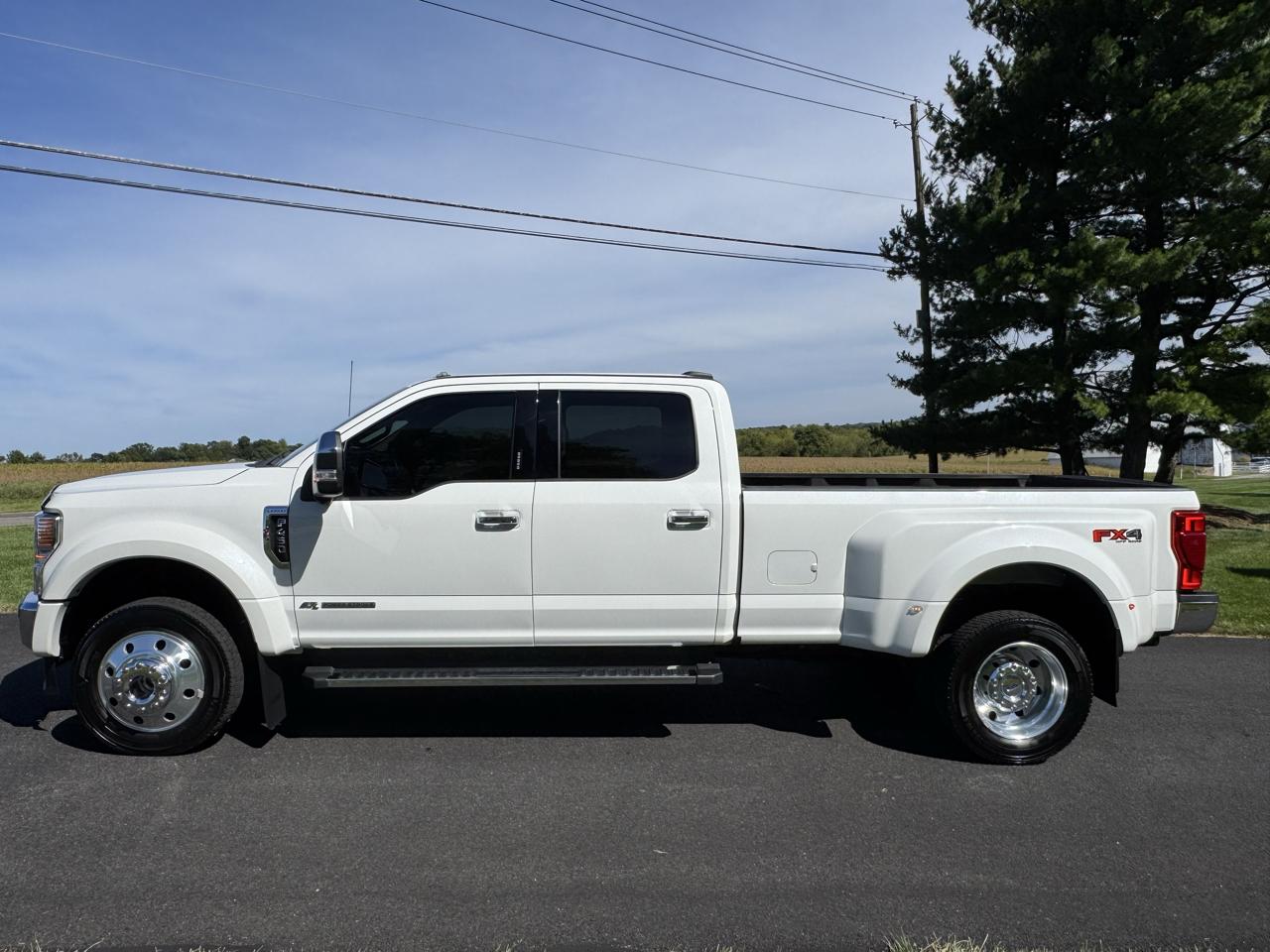 Ford Super Duty F-450 DRW Lariat 4WD Crew Cab 8' Box 2022