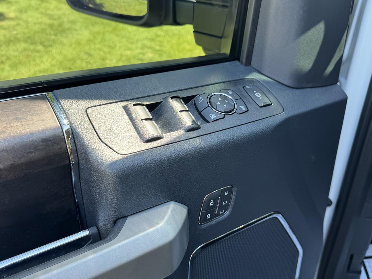 Ford Super Duty F-450 DRW Lariat 4WD Crew Cab 8' Box 2022