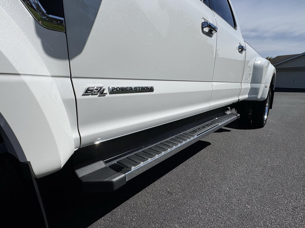Ford Super Duty F-450 DRW Lariat 4WD Crew Cab 8' Box 2022