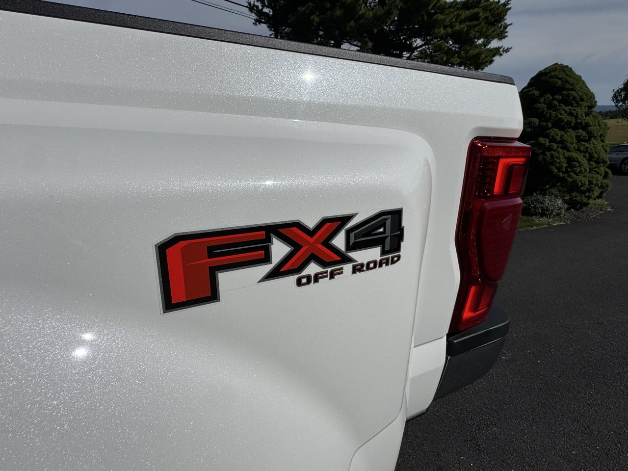 Ford Super Duty F-450 DRW Lariat 4WD Crew Cab 8' Box 2022
